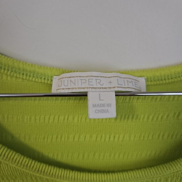 Juniper + Lime Vibrant Green Sleeveless Button-Detail Top Size L - Picture 2 of 5
